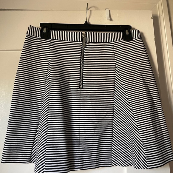 Michael Kors black & white striped flare mini skirt, size 2 - Picture 2 of 5